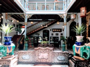 プラナカンマンションの中庭を正面から