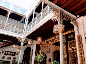 プラナカンマンションの中庭を斜め下から