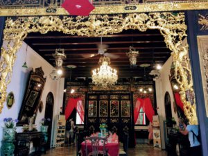 プラナカンマンションの黄金のダイニングルーム